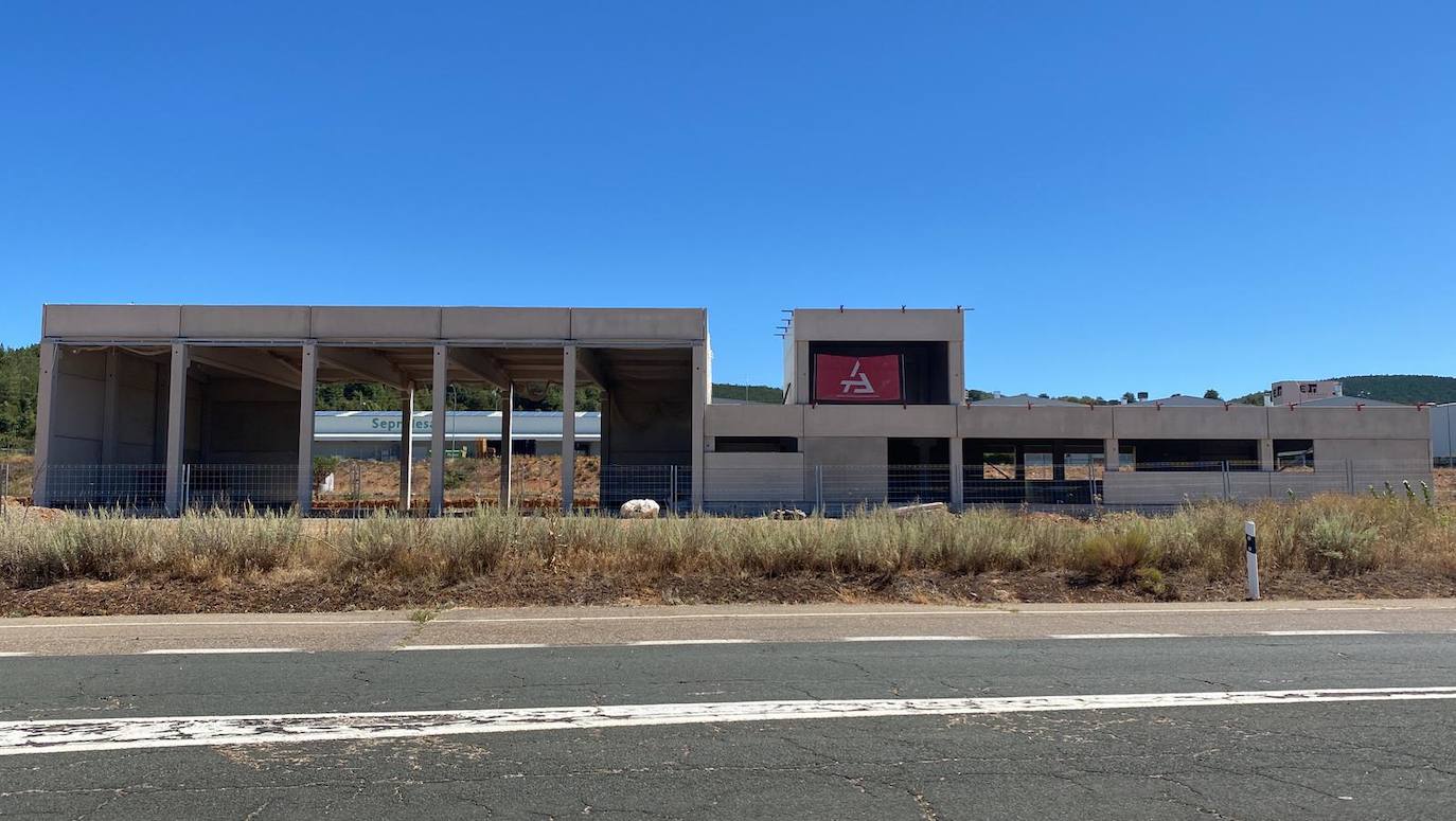 El parque de bomberos de Cistierna aún tiene las obras paralizadas. 