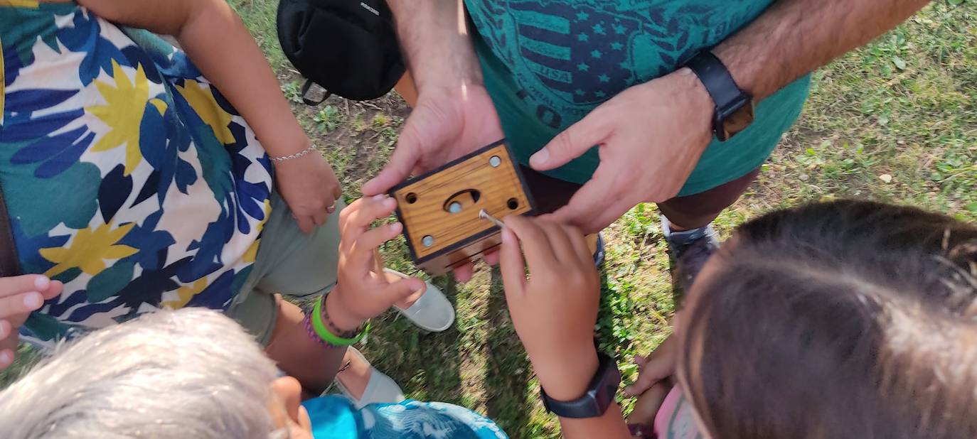 En ese espacio abierto y de la mano del Ayuntamiento de León se puede disfrutar de otra forma del verano: ahora participando en un escape street que hace las delicias de los más aventureros 