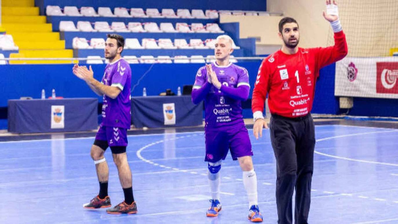 Saeid Barkhordari, primero por la derecha, saluda tras un partido cuando defendía la portería del Guadalajara 