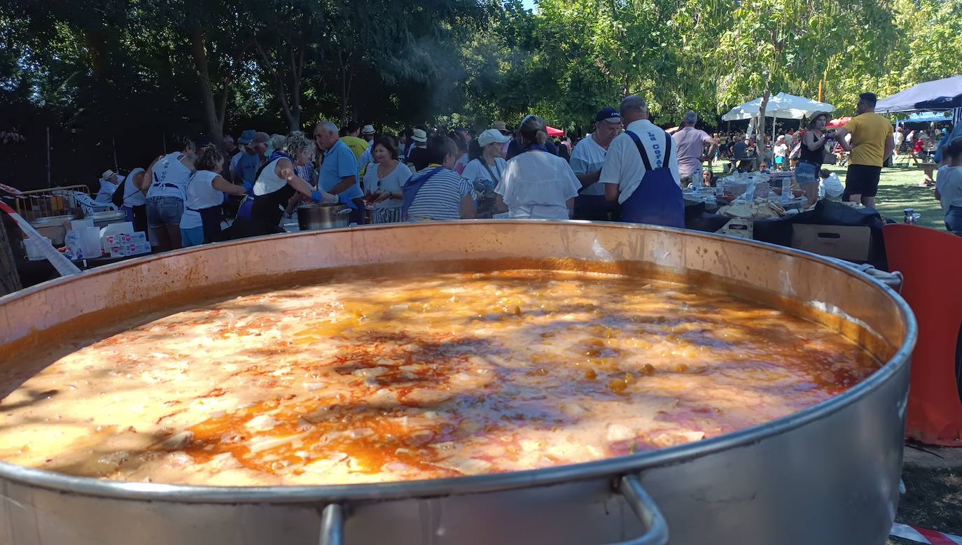 Se han repartido más de 1500 raciones de alubias en la alubiada popular de Laguna de Negrillos. 