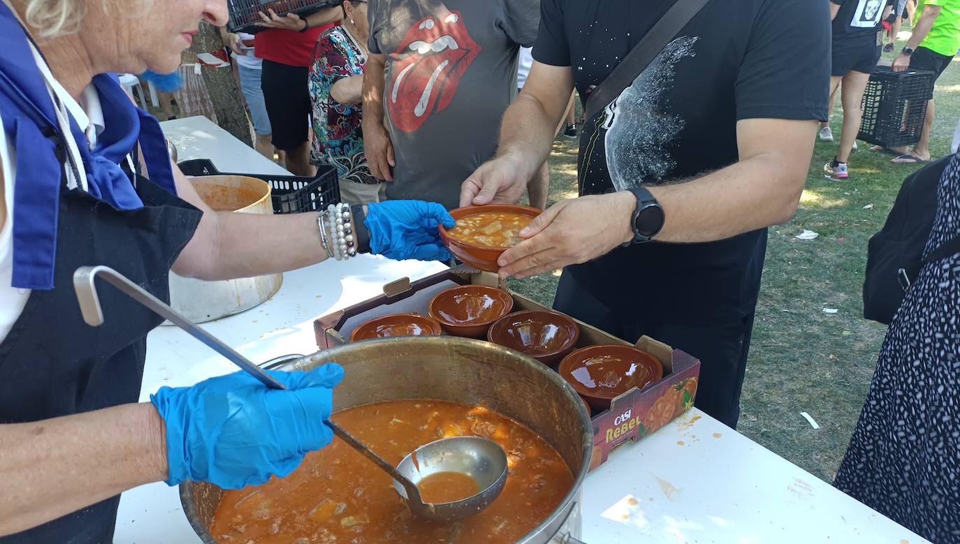 Se han repartido más de 1500 raciones de alubias en la alubiada popular de Laguna de Negrillos. 