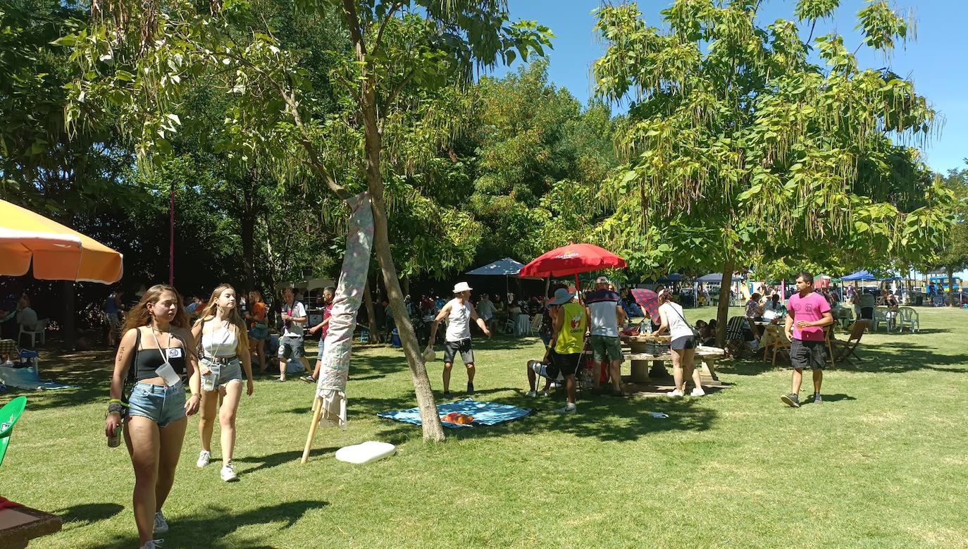 Se han repartido más de 1500 raciones de alubias en la alubiada popular de Laguna de Negrillos. 