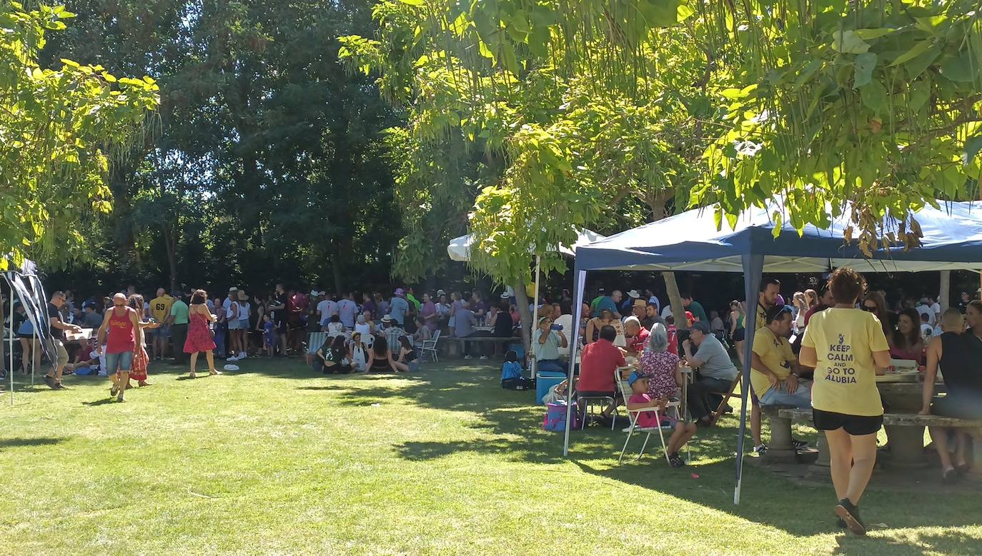 Se han repartido más de 1500 raciones de alubias en la alubiada popular de Laguna de Negrillos. 