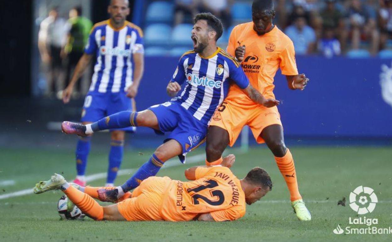 Entrada de Vázquez sobre un jugador de la Ponferradina