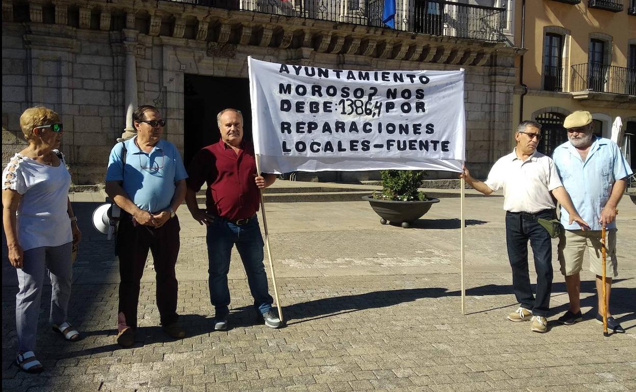 Miembros de la Asociación de Vecinos La Estación-Temple protestaron ante el Ayuntamiento de Ponferrada.