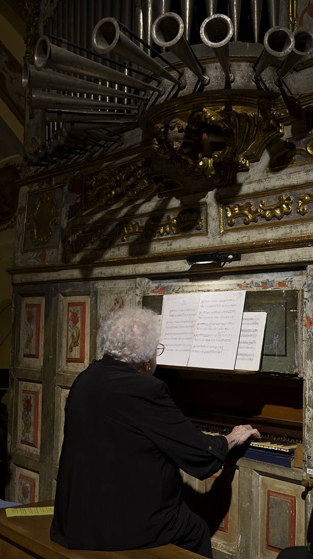 Torrent, a sus 96 años, deleitó a los asistentes con su maestría sobre las teclas de una de las joyas de la villa: su órgano ibérico del siglo XVII.