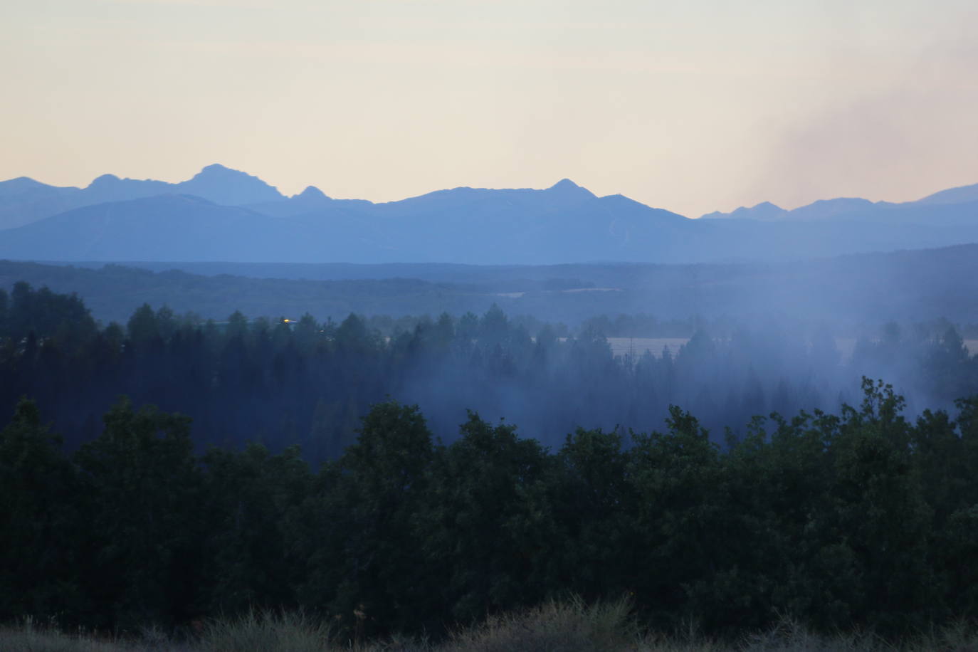 Imágenes de los efectivos antiincendios en el fuego de Valdepolo.