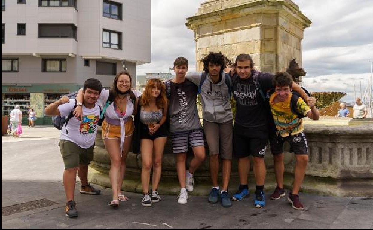 El grupo, frente a la estatua de Pelayo, en su camino a San Lorenzo.