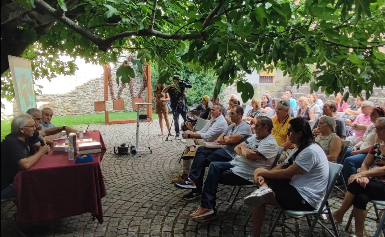 Presentación dell libro 'Cuando se rompió el mundo, el asalto a la República en la provincia de León' en el patio de la Higuera del Museo del Bierzo.