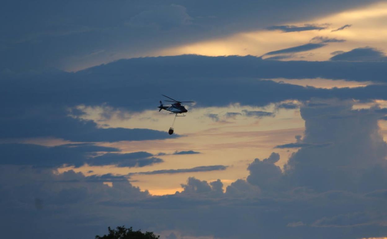 Un helicóptero lanza agua sobre el incendio de Valdepolo, este martes. 