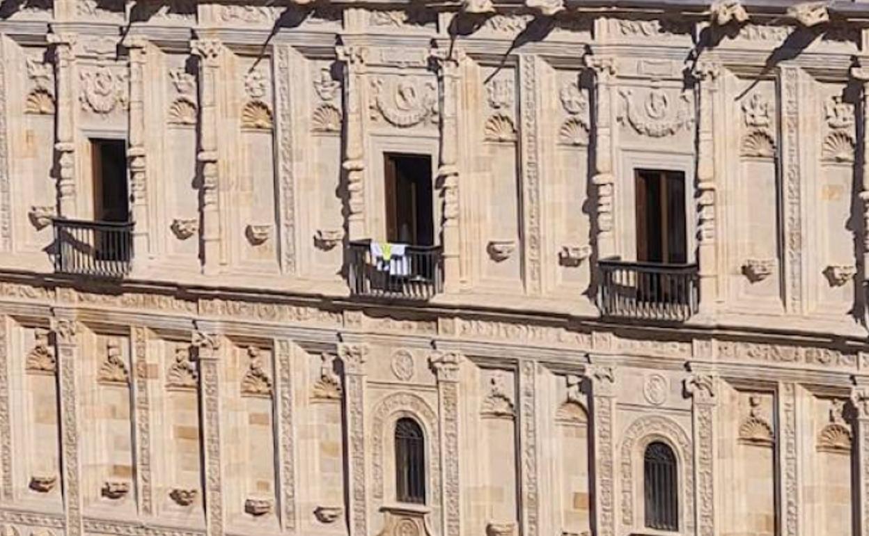 Una prensa de ropa cuelga de la balaustrada de uno de los balcones del Convento de San Marcos, donde se ubica el Parador de León.