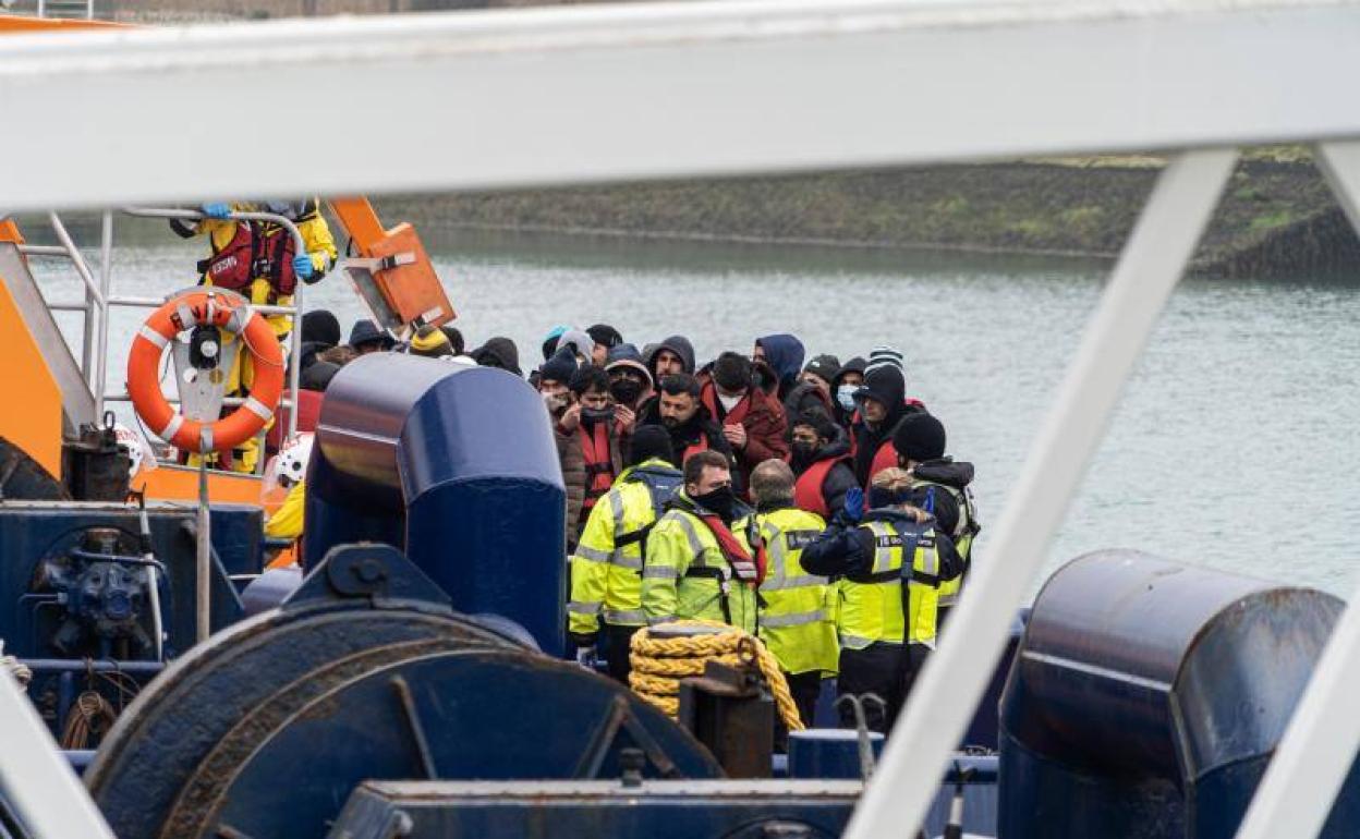 Una embarcación con migrantes, este martes en Dover (Inglaterra)