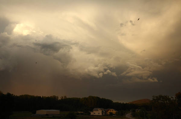 Las tormentas marcaron la pasada jornada del 23 de agosto en la comarca de El Bierzo, donde durante toda la tarde reinaron los rayos y los truenos. 