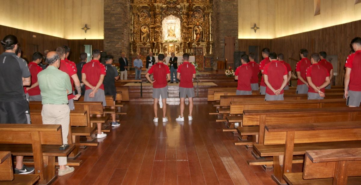 La Cultural ha realizado su tradicional ofrenda a la patrona de León para obtener su 'ayuda divina' de cara a esta temporada