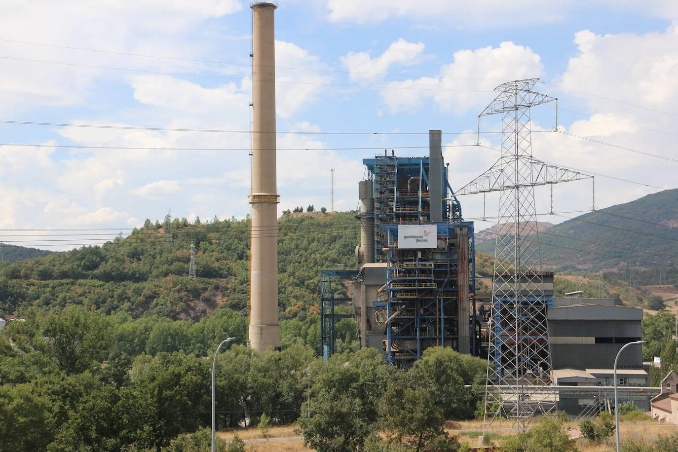 El derribo de la última chimenea de la central térmica roblana pone fin definitivamente a una era en la Montaña Central leonesa