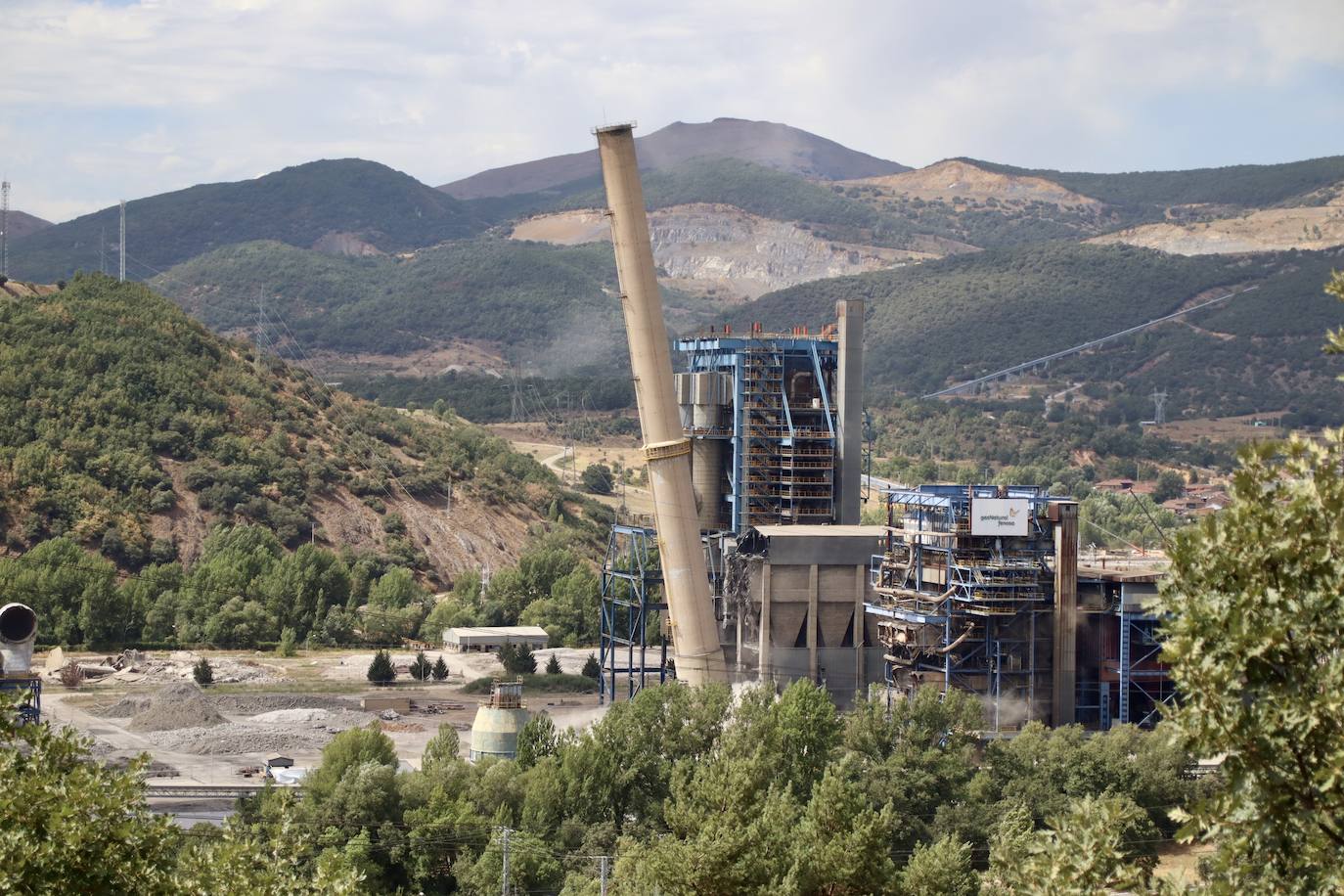 El derribo de la última chimenea de la central térmica roblana pone fin definitivamente a una era en la Montaña Central leonesa