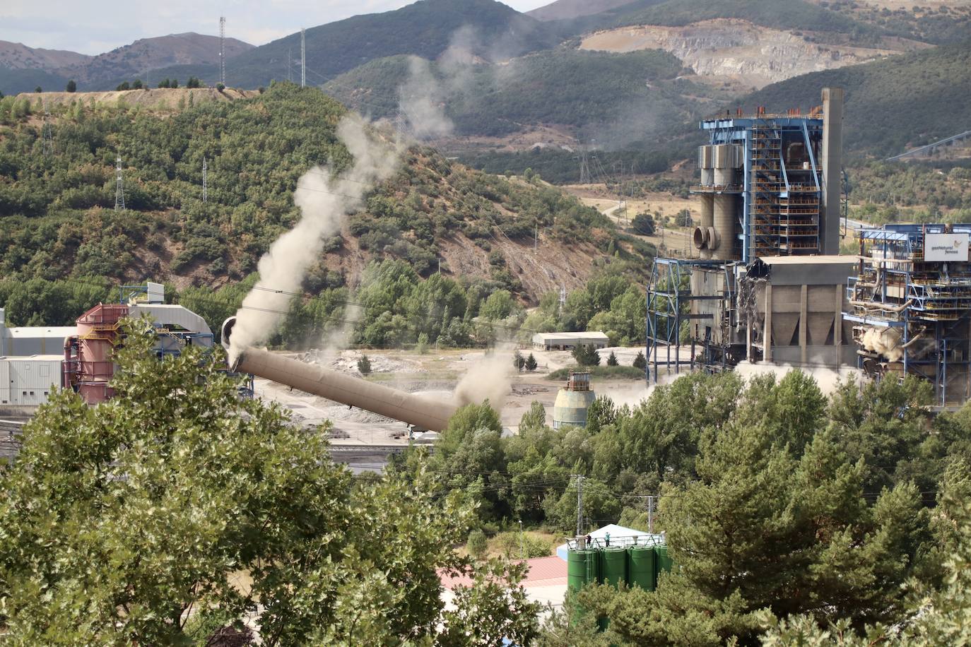 El derribo de la última chimenea de la central térmica roblana pone fin definitivamente a una era en la Montaña Central leonesa