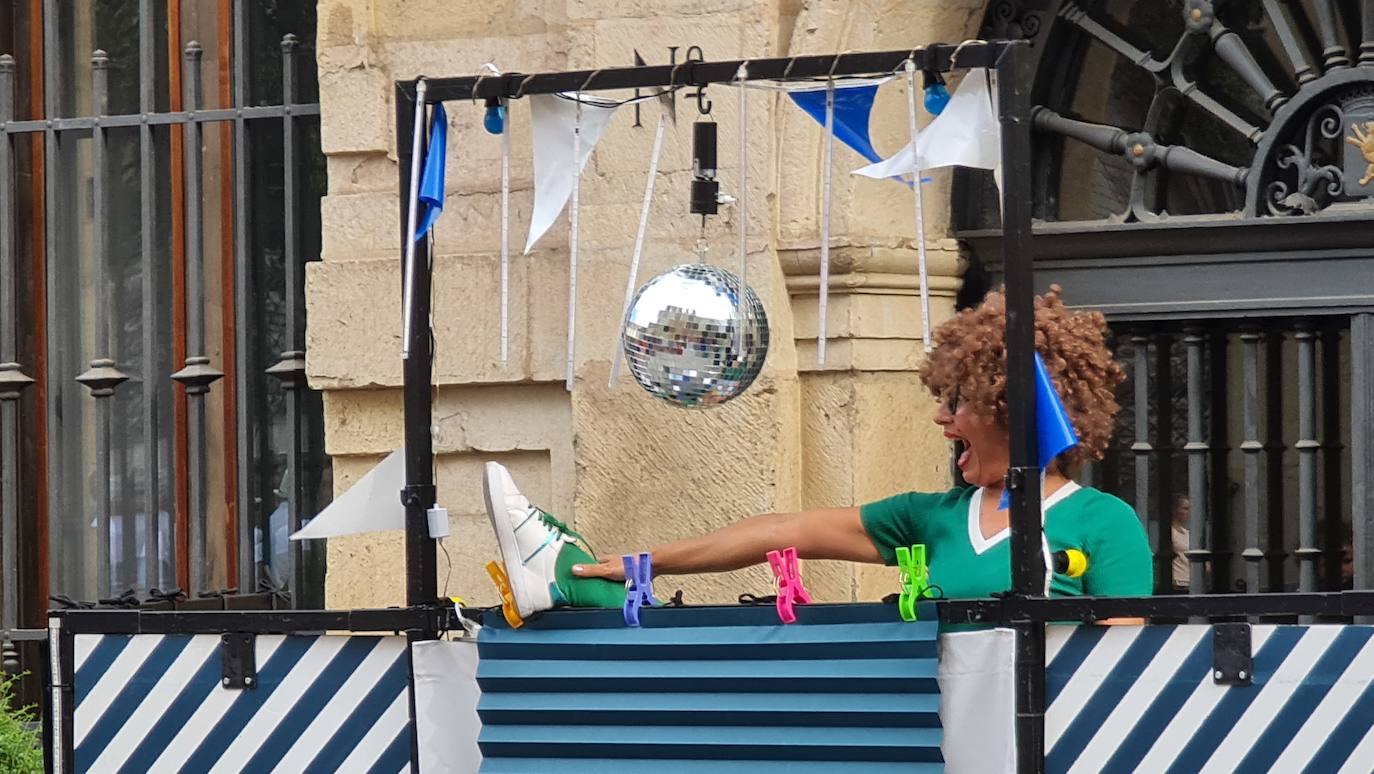 Cuando el circo vuelve al camino: Concedeclown, una pareja tremenda en León capital. El centro de la ciudad acoge un nuevo ciclo de 'Circo en el Camino' con ocho espectáculos de humor, fantasía y acrobacias que hacen las delicias a pie de calle. 'Los titirilelos', de la mano de Concedeclown, reestrenan esta cita urbana con enorme acogida. 