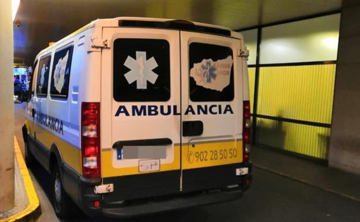Una ambulancia frente al hospital de León.
