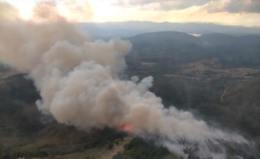 Imagen del incendio de Villar de las Traviesas desde el helicóptero de la Brif de Tabuyo