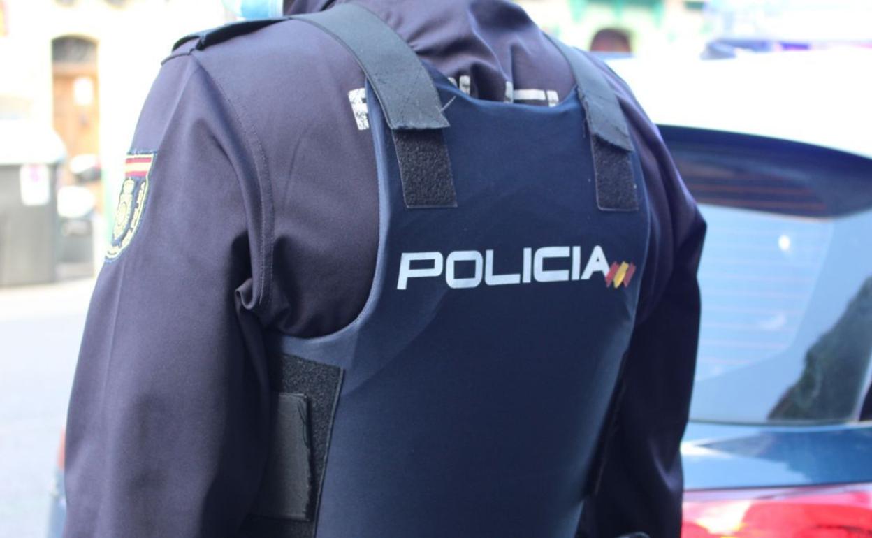 Agentes de la Policía Nacional procedieron a la detención del fugado después de que se alojara en un hotel de Madrid. 