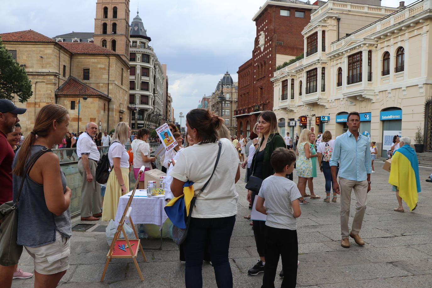 Centenares de ucranianos en la concentración en la Plaza de San Marcelo. 