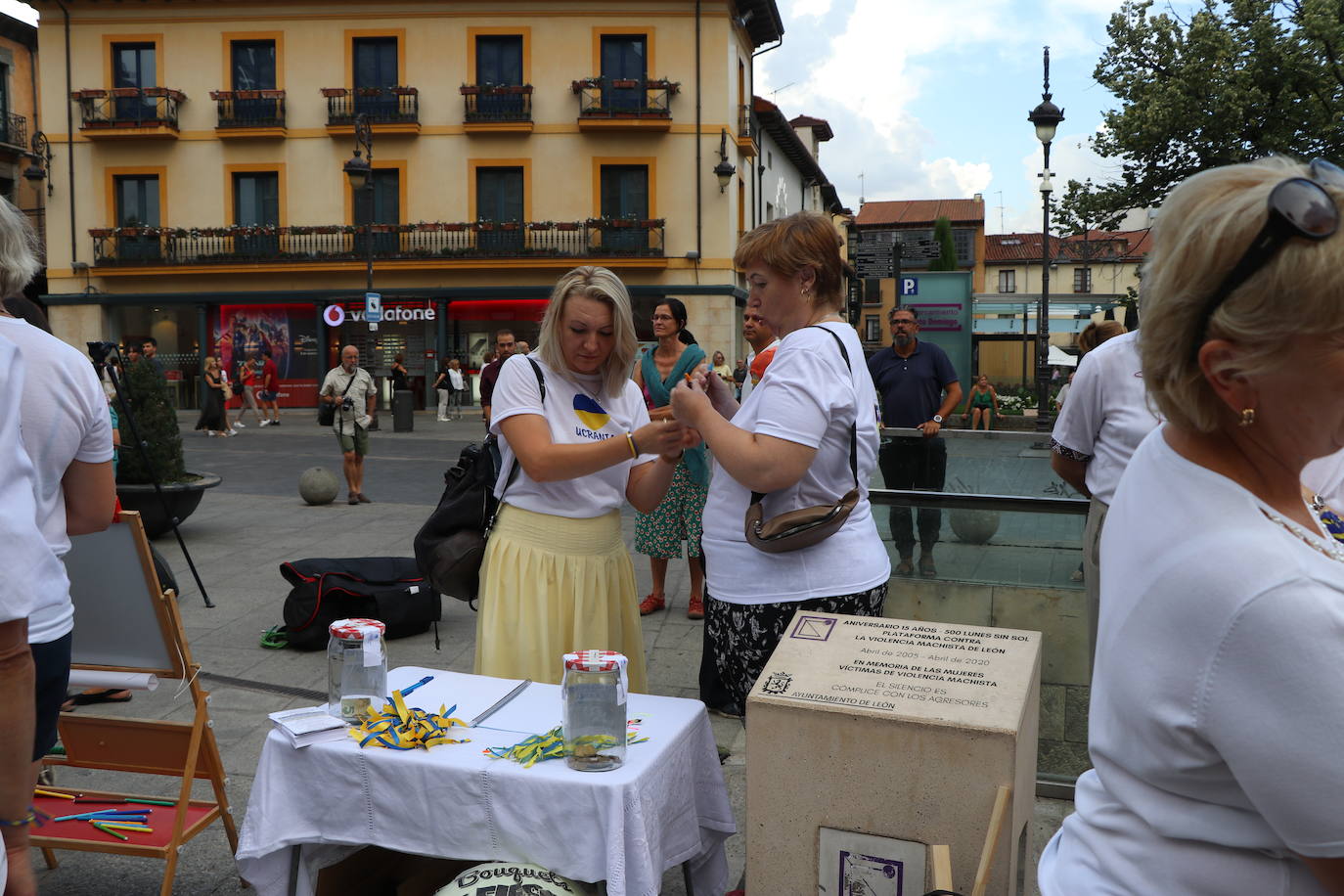 Centenares de ucranianos en la concentración en la Plaza de San Marcelo. 