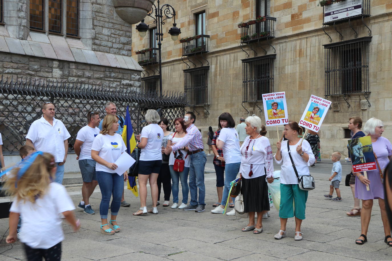 Centenares de ucranianos en la concentración en la Plaza de San Marcelo. 