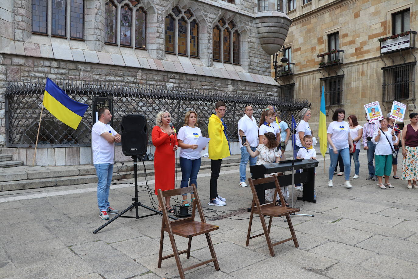 Centenares de ucranianos en la concentración en la Plaza de San Marcelo. 