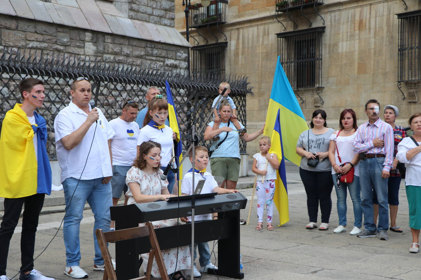 Centenares de ucranianos en la concentración en la Plaza de San Marcelo. 