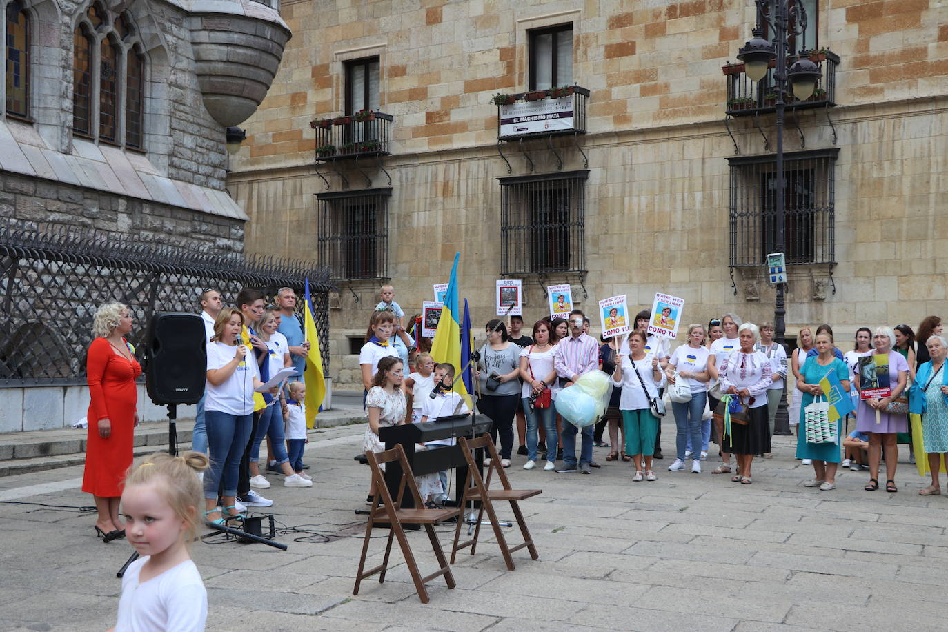 Centenares de ucranianos en la concentración en la Plaza de San Marcelo. 