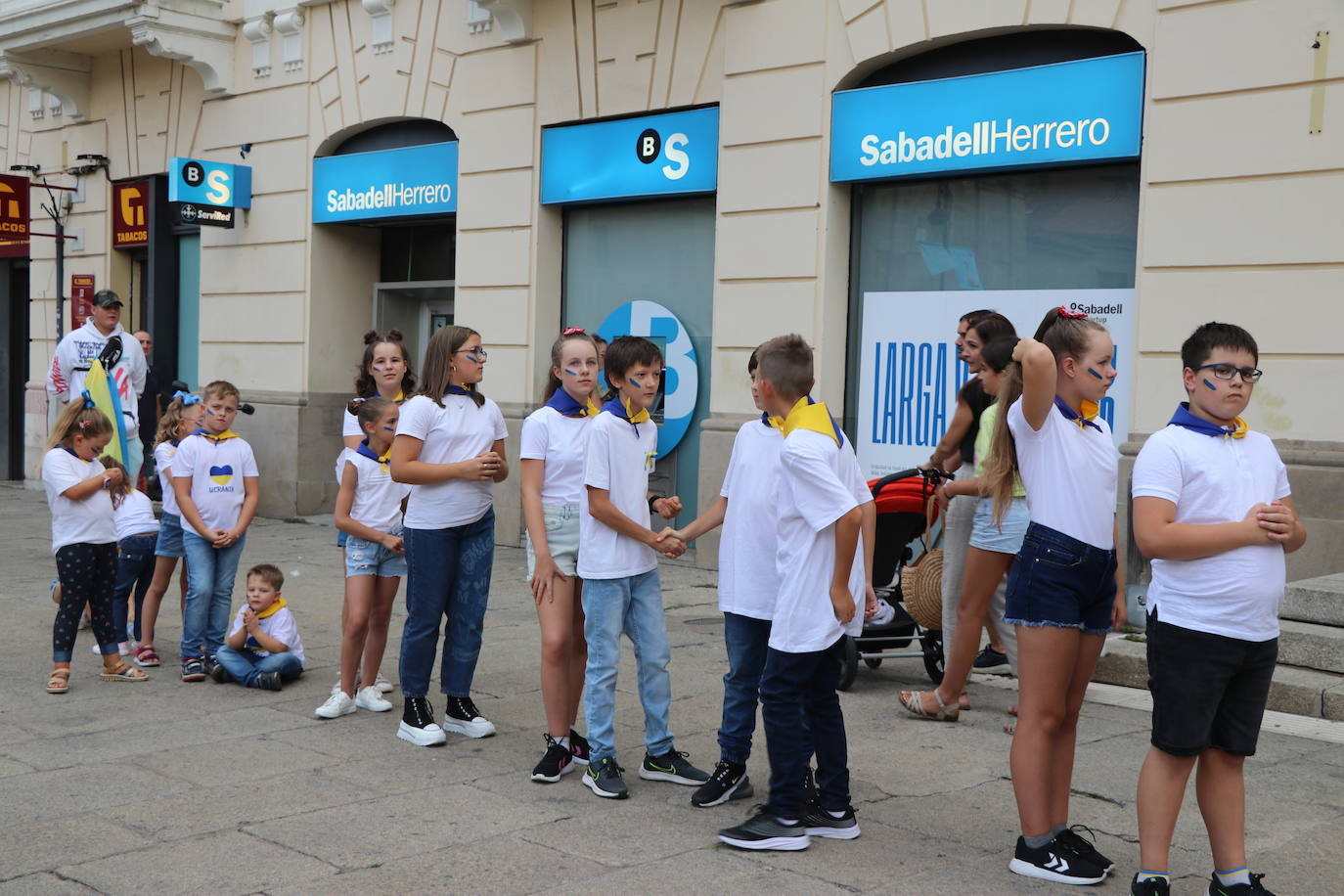 Centenares de ucranianos en la concentración en la Plaza de San Marcelo. 