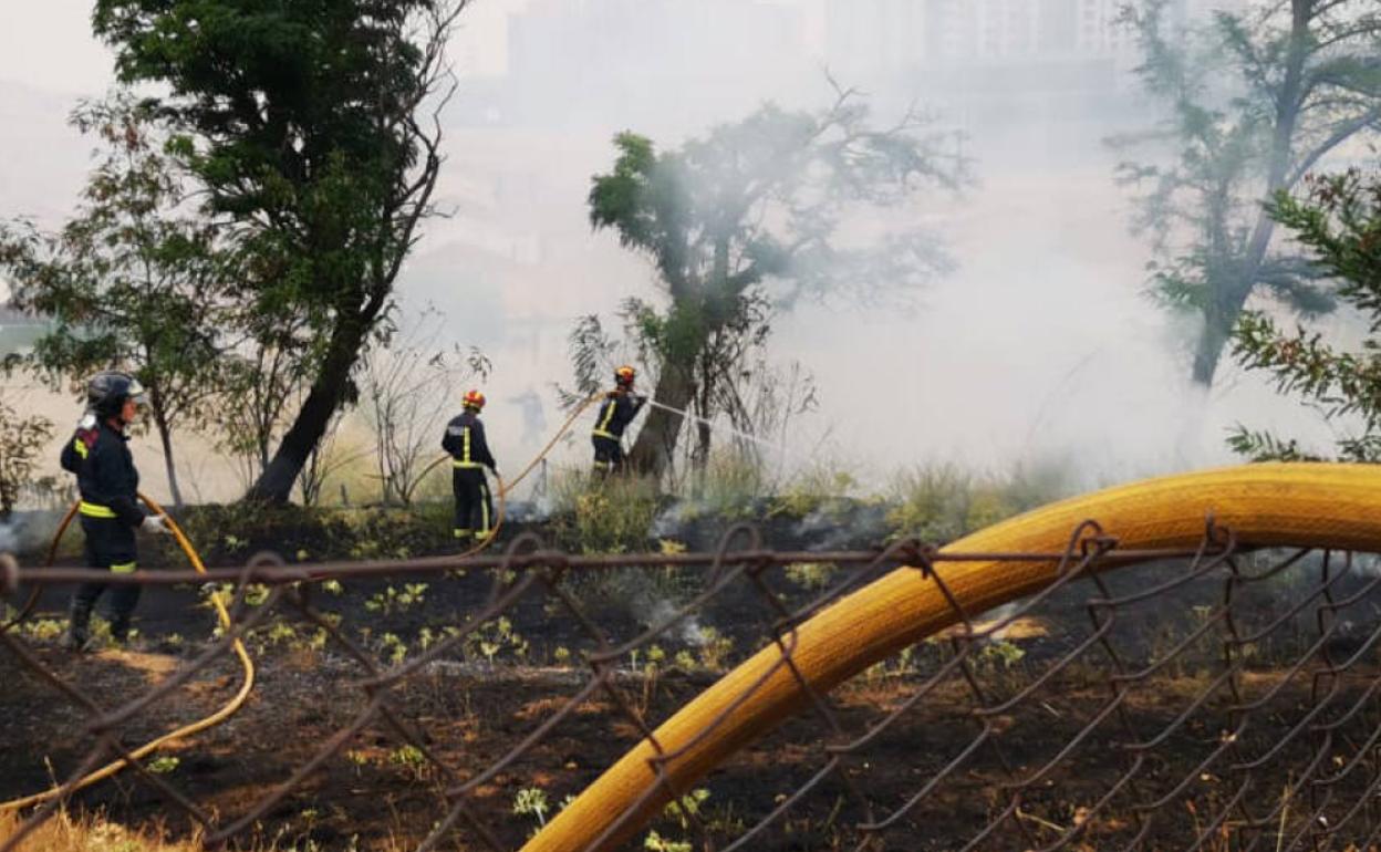 Los bomveros de León apagan un pequeño incendio en el barrio de La Inmaculada. 