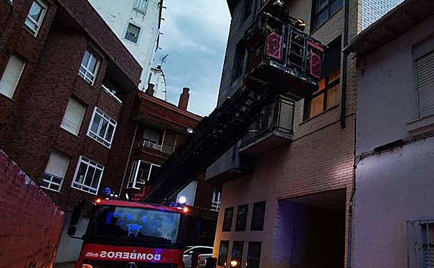 Intervención en el saneamiento de una fachada en el centro de León.