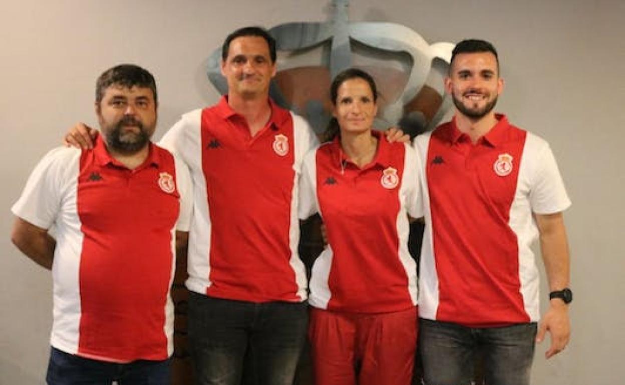 Luis Castillo (2I), primer entrenador del Cultural baloncesto, junto al resto del cuerpo técnico.