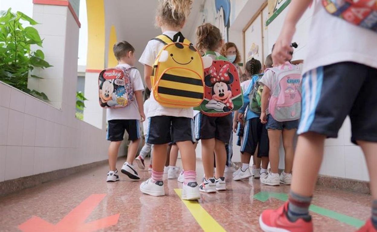 Alumnos de escolar se incorporan a su centro docente en su primer día en las aulas. 