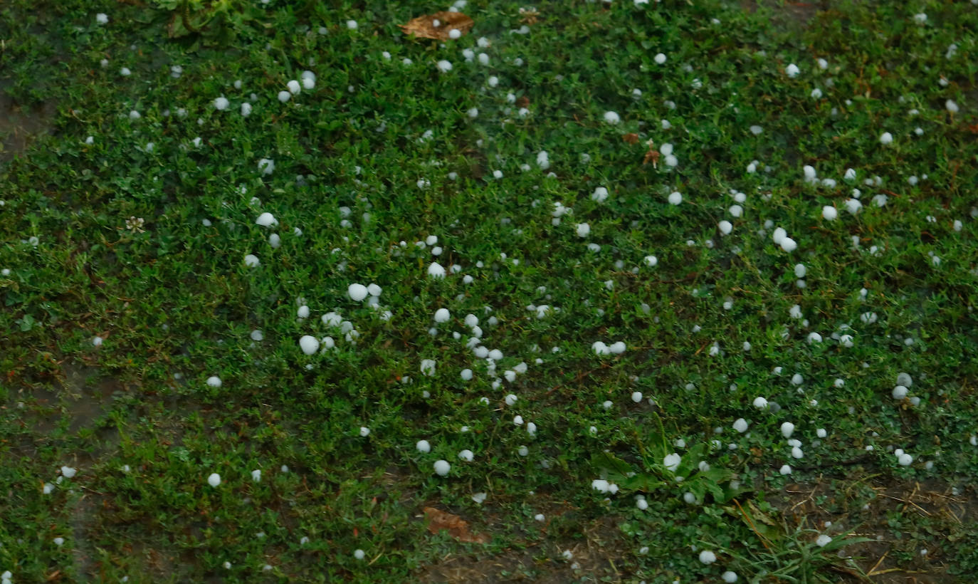 Las tormentas de la pasada noche dejan fuertes granizos en varios puntos del Bierzo.