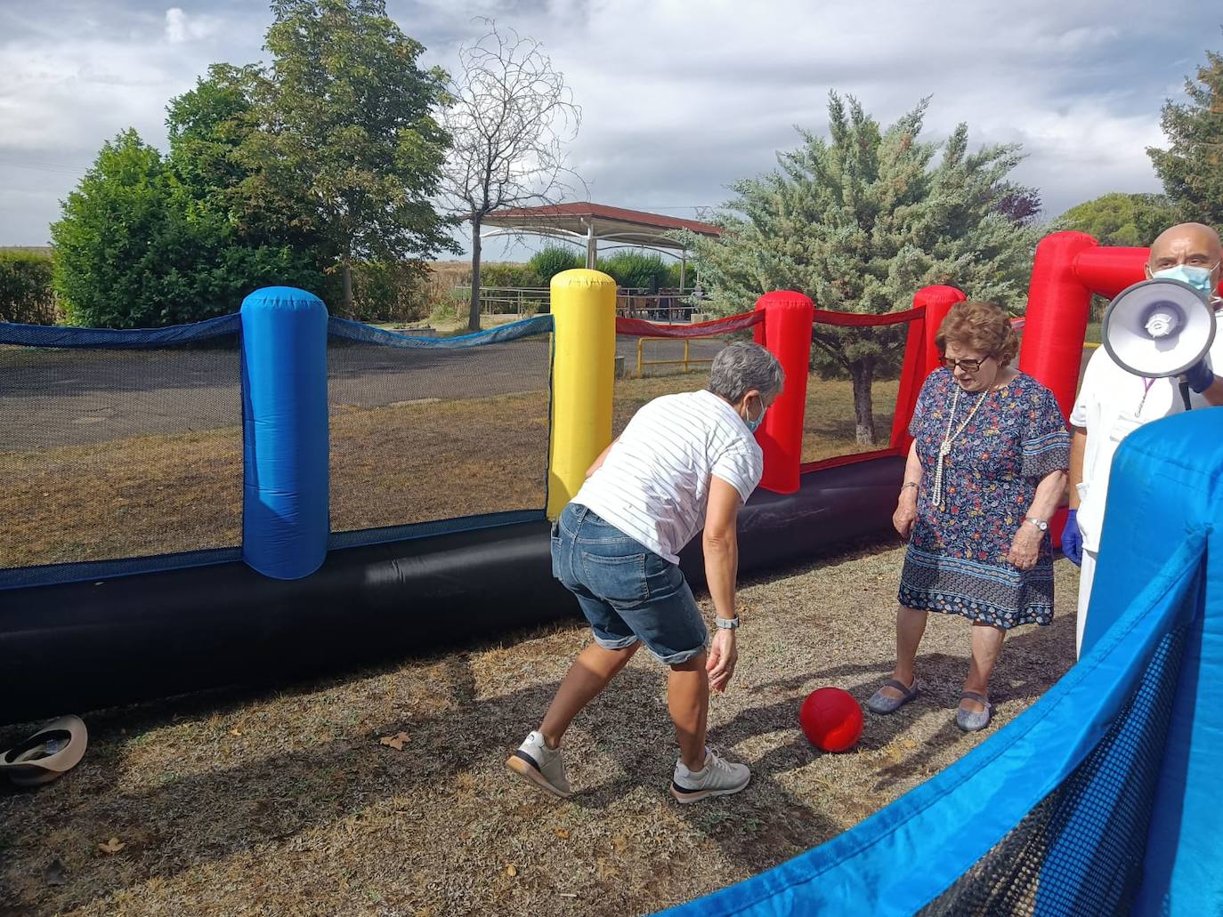 Fútbol, golf y tiro de jabalina han sido las competiciones disputadas en los I Juegos Olímpicos de Verano de Tercera Actividad León, el centro de atención a personas mayores y dependientes que la Fundación Santa María la Real gestiona en Valdelafuente