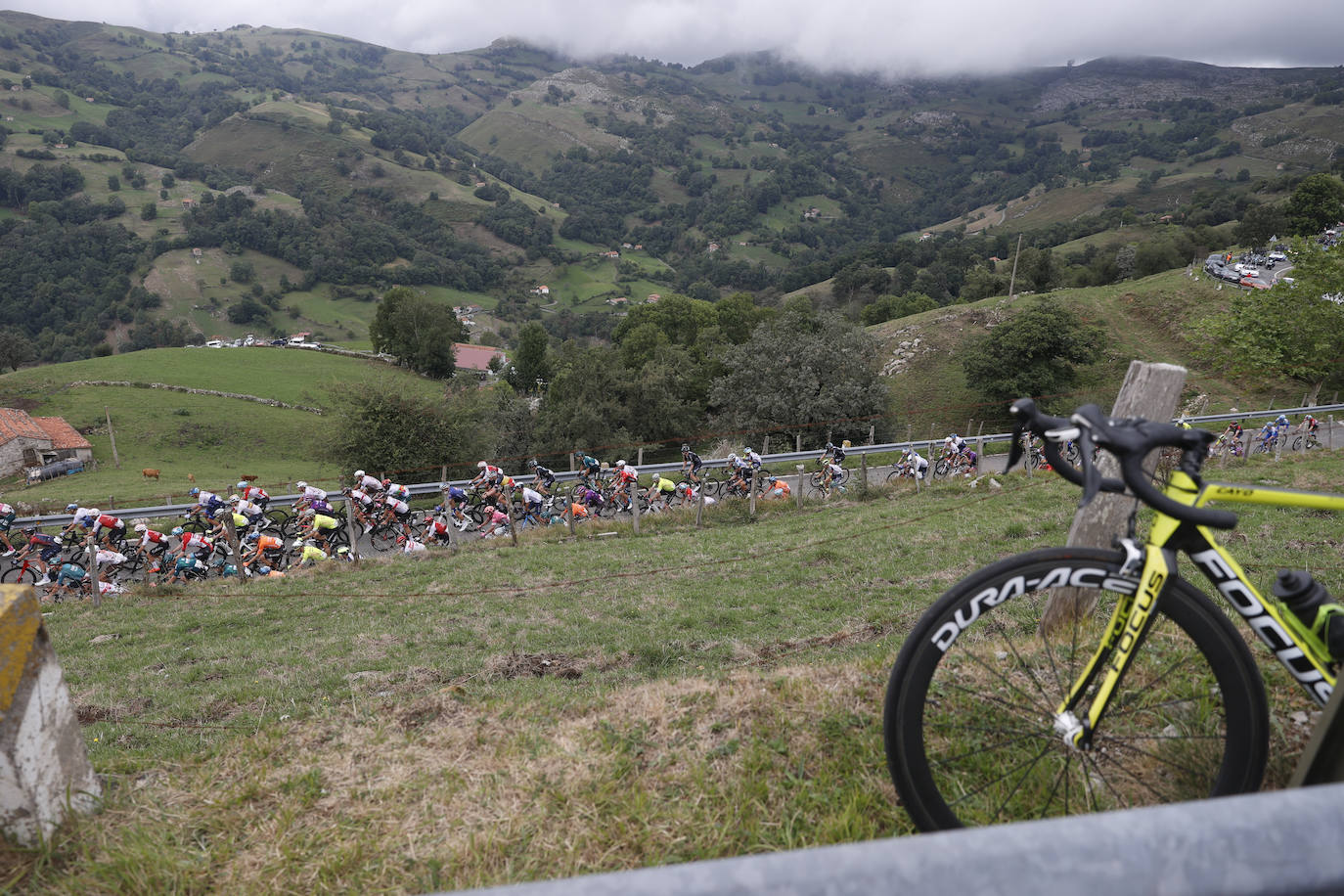 El belga Remco Evenepoel, del equipo Quick Step Alpha Vynil, en el podio como líder de la clasificación general, tras la sexta etapa de La Vuelta disputada entre las localidades de Bilbao y la ascensión al Pico Jano en San Miguel de Aguayo, este jueves con 181,2 kilómetros de recorrido. Cistierna espera en la jornada de este viernes. 