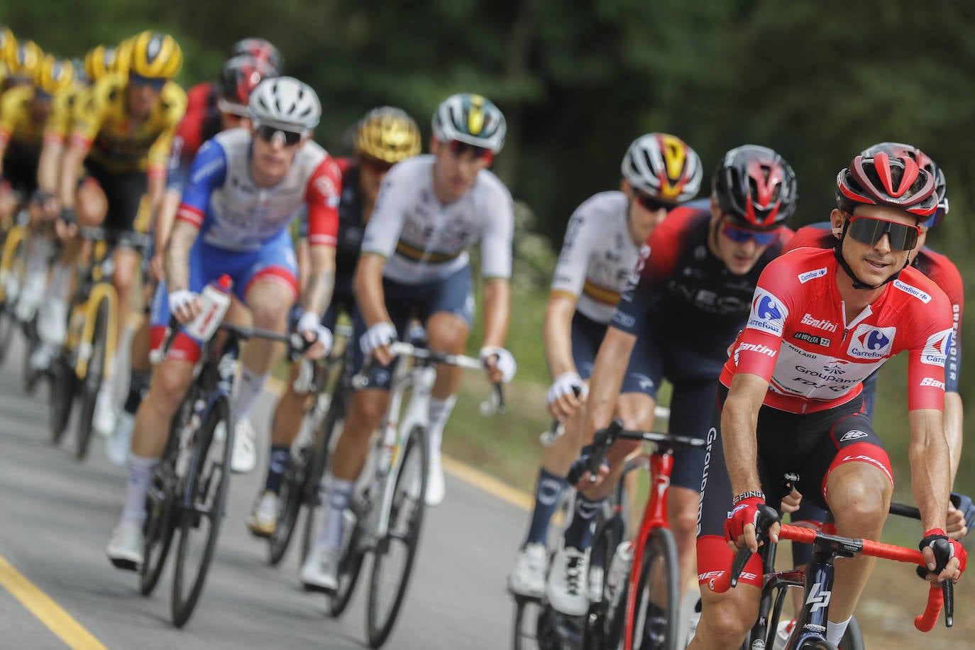 El belga Remco Evenepoel, del equipo Quick Step Alpha Vynil, en el podio como líder de la clasificación general, tras la sexta etapa de La Vuelta disputada entre las localidades de Bilbao y la ascensión al Pico Jano en San Miguel de Aguayo, este jueves con 181,2 kilómetros de recorrido. Cistierna espera en la jornada de este viernes. 