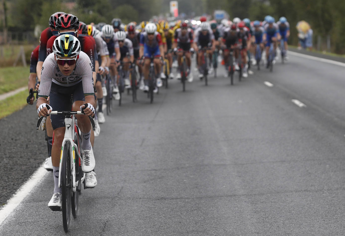 El belga Remco Evenepoel, del equipo Quick Step Alpha Vynil, en el podio como líder de la clasificación general, tras la sexta etapa de La Vuelta disputada entre las localidades de Bilbao y la ascensión al Pico Jano en San Miguel de Aguayo, este jueves con 181,2 kilómetros de recorrido. Cistierna espera en la jornada de este viernes. 