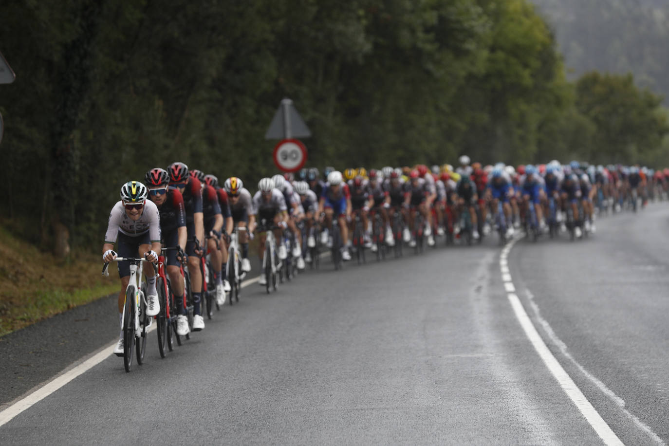 El belga Remco Evenepoel, del equipo Quick Step Alpha Vynil, en el podio como líder de la clasificación general, tras la sexta etapa de La Vuelta disputada entre las localidades de Bilbao y la ascensión al Pico Jano en San Miguel de Aguayo, este jueves con 181,2 kilómetros de recorrido. Cistierna espera en la jornada de este viernes. 