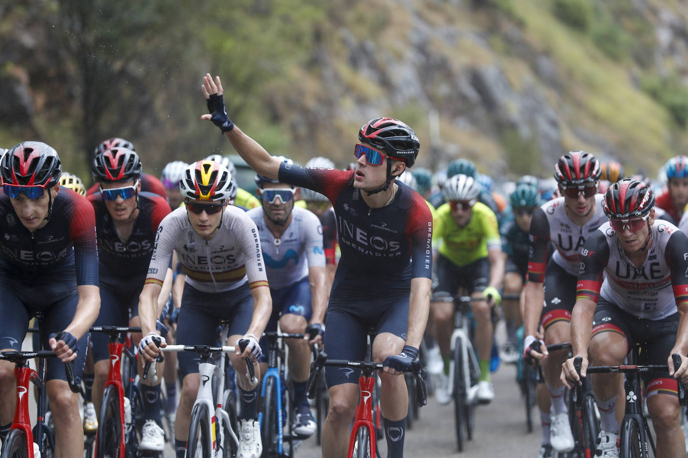 El belga Remco Evenepoel, del equipo Quick Step Alpha Vynil, en el podio como líder de la clasificación general, tras la sexta etapa de La Vuelta disputada entre las localidades de Bilbao y la ascensión al Pico Jano en San Miguel de Aguayo, este jueves con 181,2 kilómetros de recorrido. Cistierna espera en la jornada de este viernes. 