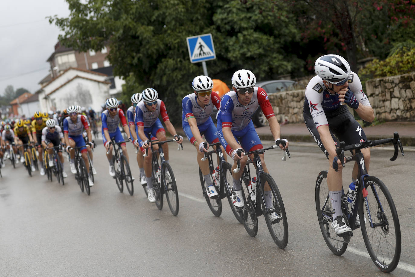 El belga Remco Evenepoel, del equipo Quick Step Alpha Vynil, en el podio como líder de la clasificación general, tras la sexta etapa de La Vuelta disputada entre las localidades de Bilbao y la ascensión al Pico Jano en San Miguel de Aguayo, este jueves con 181,2 kilómetros de recorrido. Cistierna espera en la jornada de este viernes. 