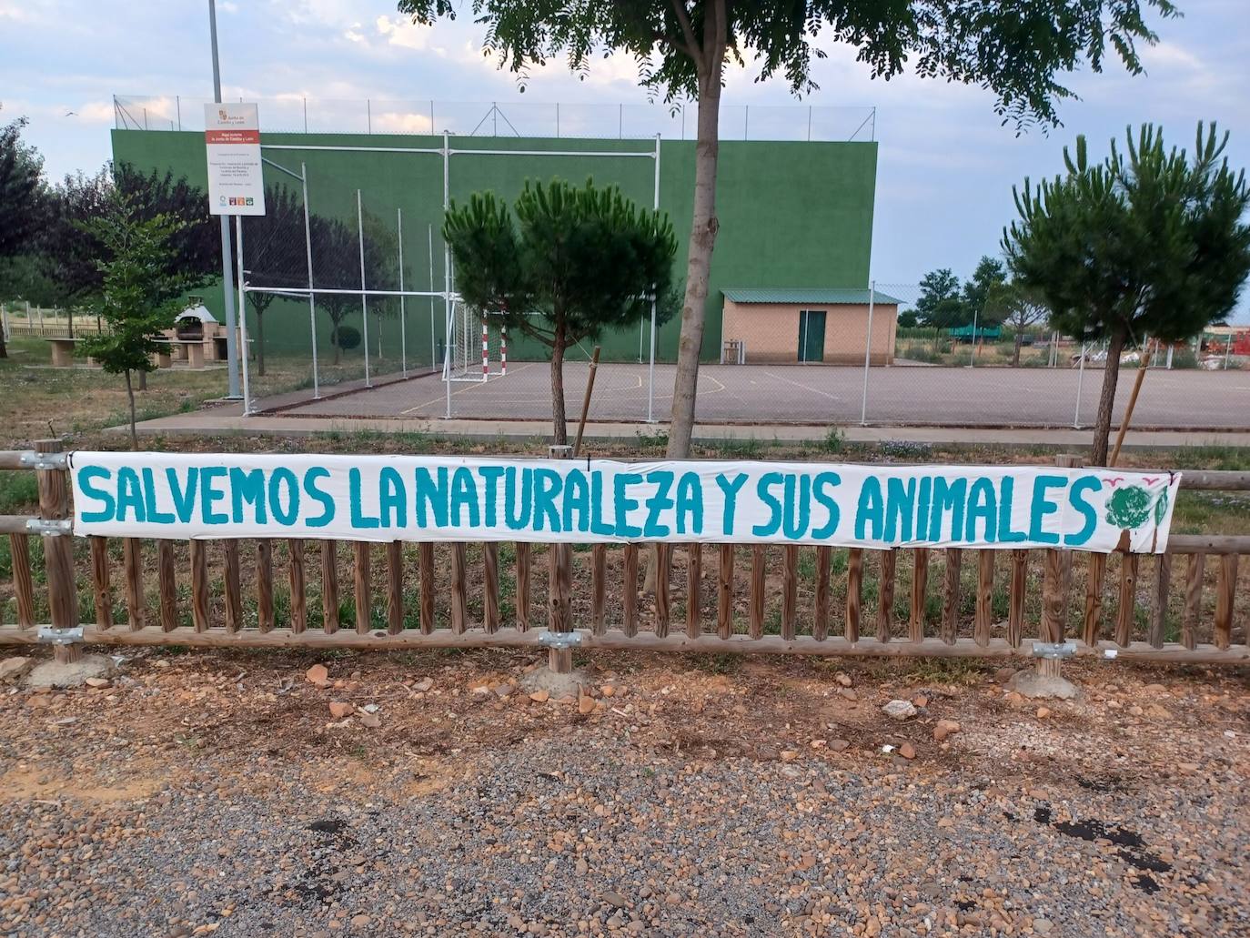 Pancarta colgada en La Milla del Páramo contra la construcción del parque de placas solares que se va a construir en la zona conocida como 'Las huertas de abajo'.