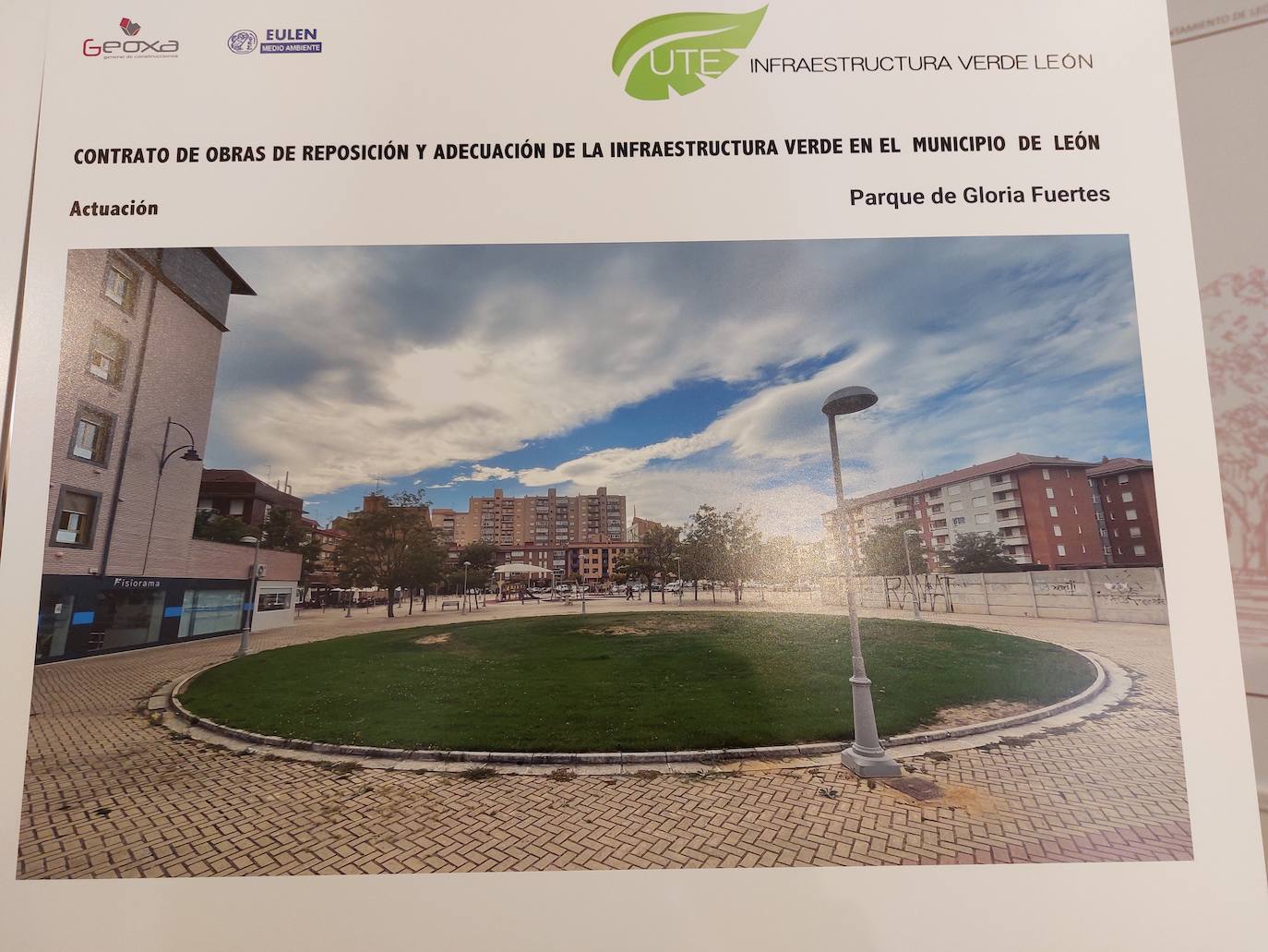 El Ayuntamiento de León continúa con la ampliación y mejora de los 192 espacios de juegos infantiles de la ciudad y suma dos nuevas zonas a las 40 rehabilitadas desde 2019 | Las nuevas zonas cuentan con juegos inclusivos y pavimento de seguridad para los más pequeños