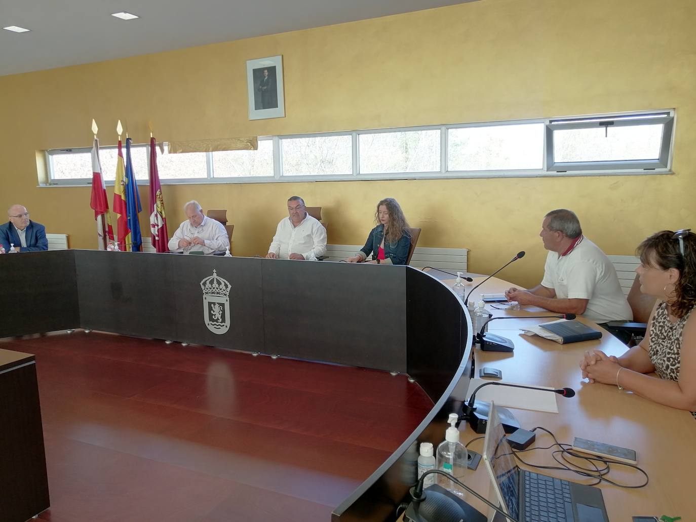 La delegada territorial de la Junta en León, Ester Muñoz, ha visitado el municipio de Sariegos para comprobar el estado de las diferentes actuaciones acometidas con cargo a presupuestos de la Junta de Castilla y León que asciende a 836.000 euros en los dos últimos años