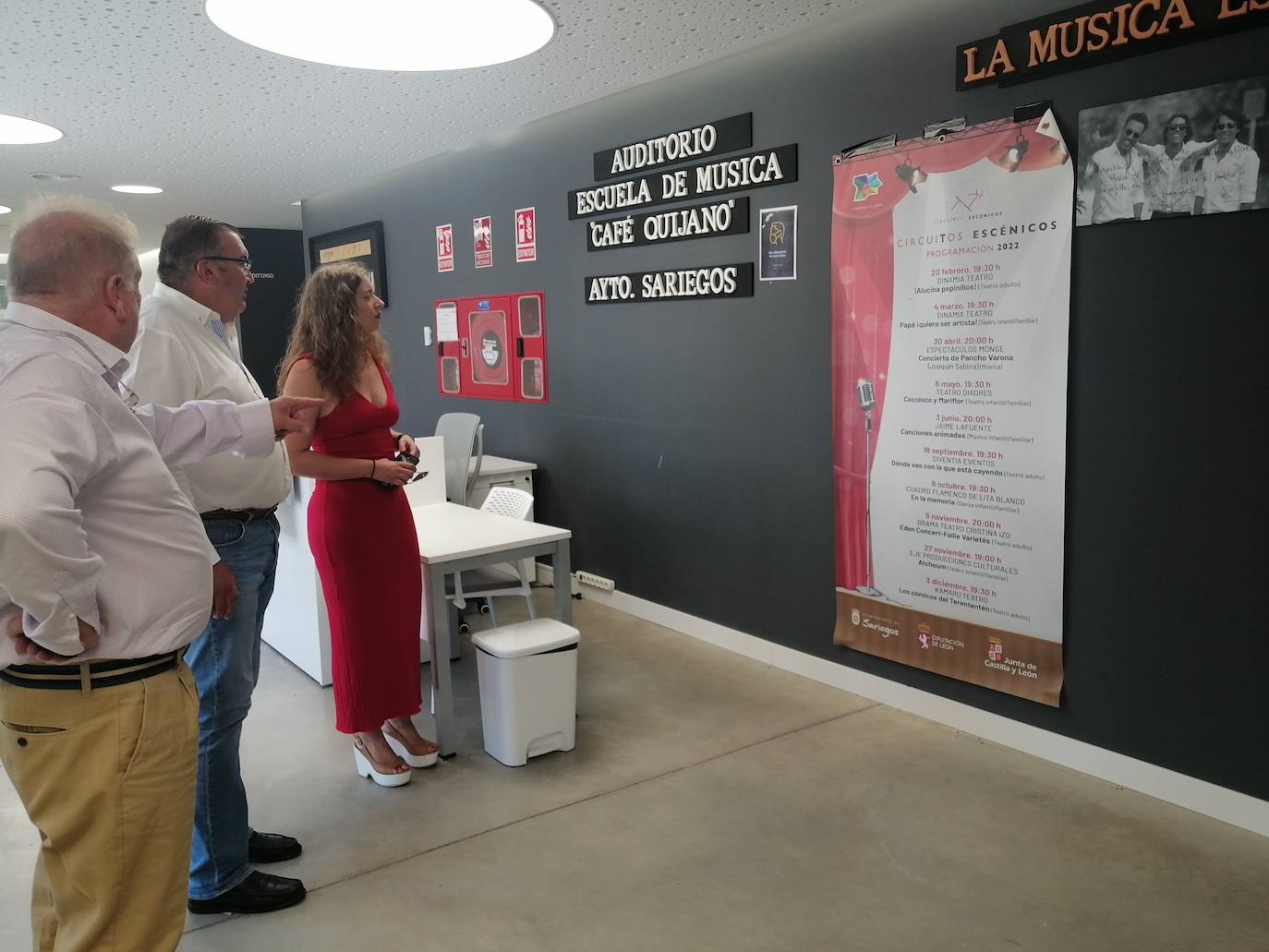 La delegada territorial de la Junta en León, Ester Muñoz, ha visitado el municipio de Sariegos para comprobar el estado de las diferentes actuaciones acometidas con cargo a presupuestos de la Junta de Castilla y León que asciende a 836.000 euros en los dos últimos años