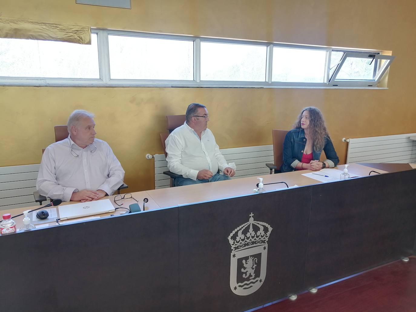 La delegada territorial de la Junta en León, Ester Muñoz, ha visitado el municipio de Sariegos para comprobar el estado de las diferentes actuaciones acometidas con cargo a presupuestos de la Junta de Castilla y León que asciende a 836.000 euros en los dos últimos años