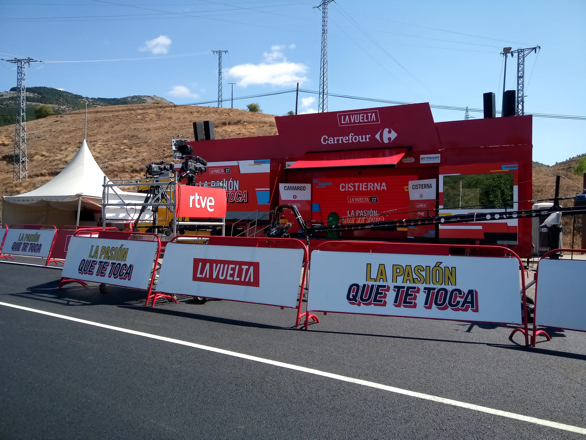 Cistierna se ha convertido este viernes en el plató perfecto para la Vuelta a España. Desde primera hora la comarca y en especial su capital ha vivido todas las novedades que acompañan a esta prueba ciclista, la más importante a nivel nacional. 